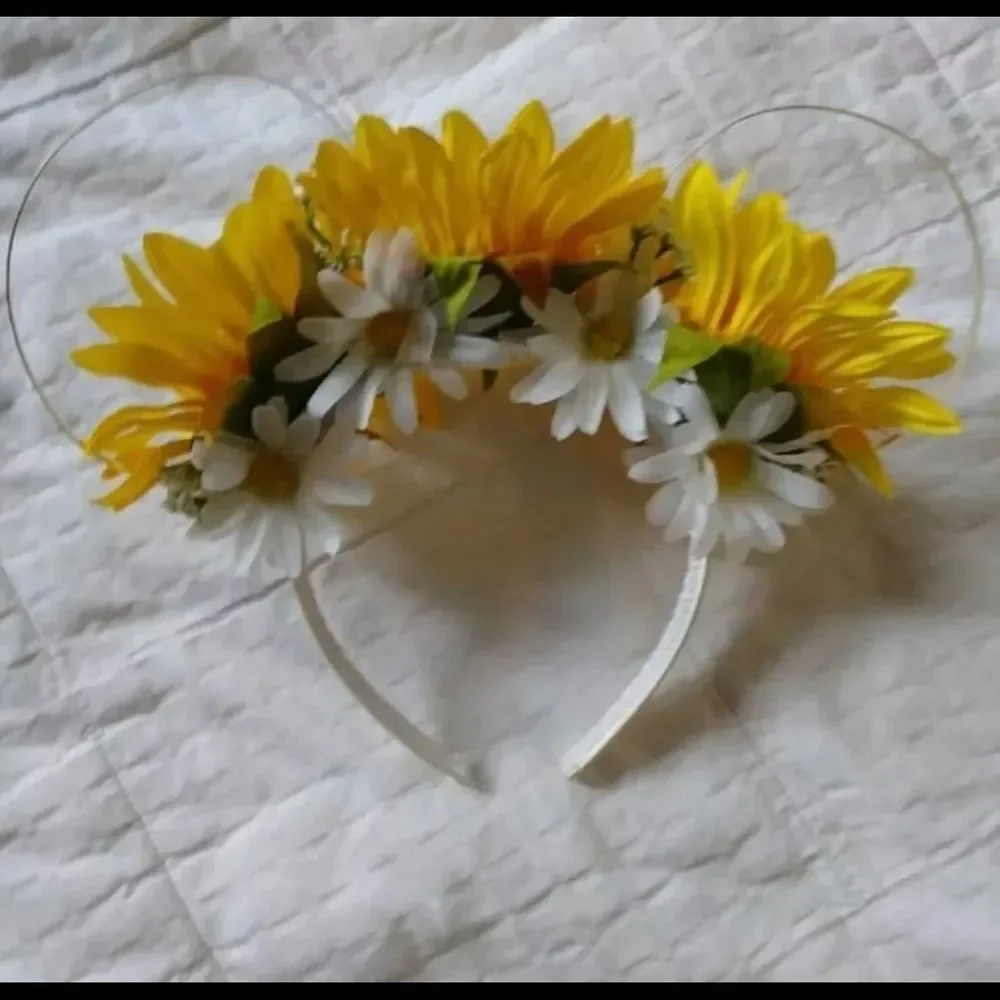 Disney ears, custom made, wire ears with flowersSunflower girl! So cute!